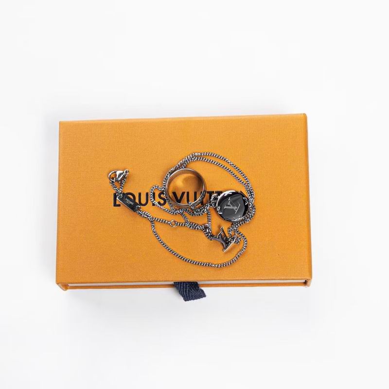 LV Necklace 03lyr663